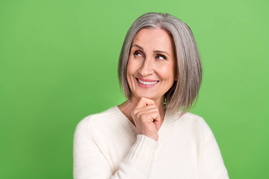 Fénykép a szürke haj öreg idős nő touch áll gondolkodás keres üres tér ötlet, hogyan mentse nyugdíj pénzt elszigetelt zöld háttér. - Fotó, kép