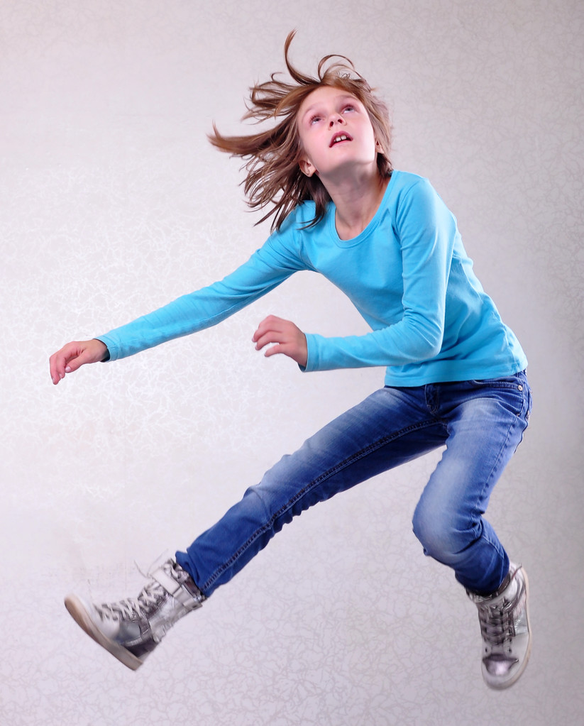 Kaunis tyttö hyppää korkealle, tanssii ja juoksee
 - Valokuva, kuva