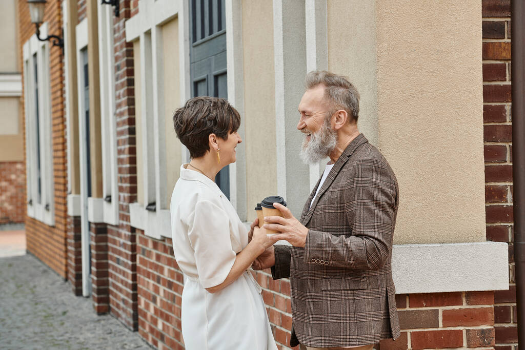 šťastný starší pár, káva jít, budova, starší muž a žena, smích, dívají se jeden na druhého - Fotografie, Obrázek