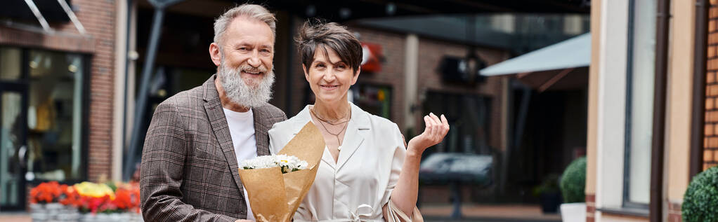 banner, casal idoso feliz, buquê de flores, romance, idosos ativos, envelhecimento da população, cidade - Foto, Imagem