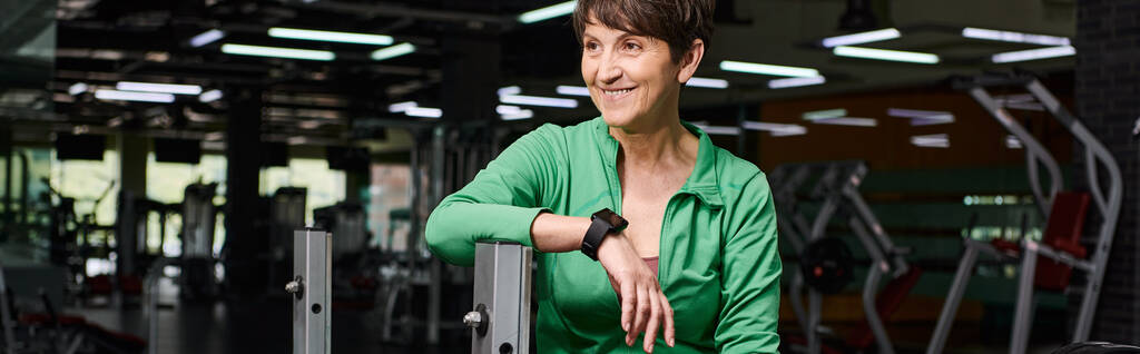 szczęśliwa starsza kobieta uśmiechnięta na siłowni, motywacja i sport, aktywna seniorka, baner - Zdjęcie, obraz