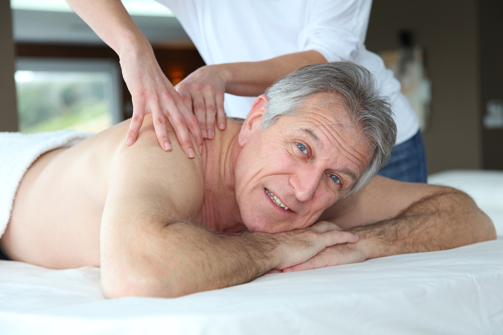 Hombre mayor recibiendo un masaje
 - Foto, imagen