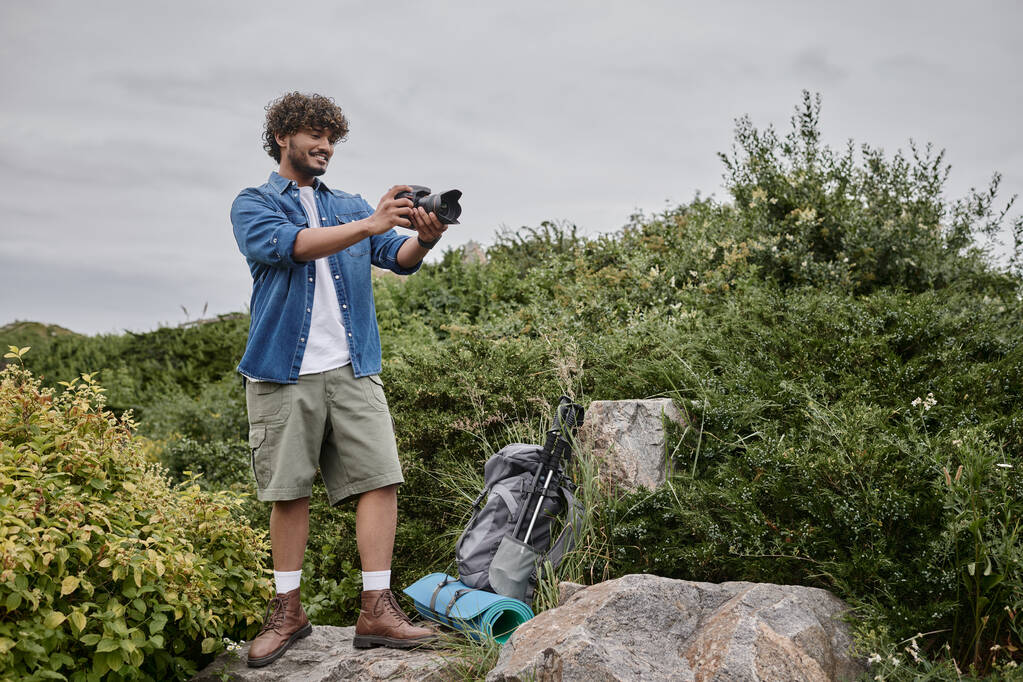 冒険と写真コンセプト, 自然な場所でカメラで写真を撮る幸せなインド人の男, バナー - 写真・画像