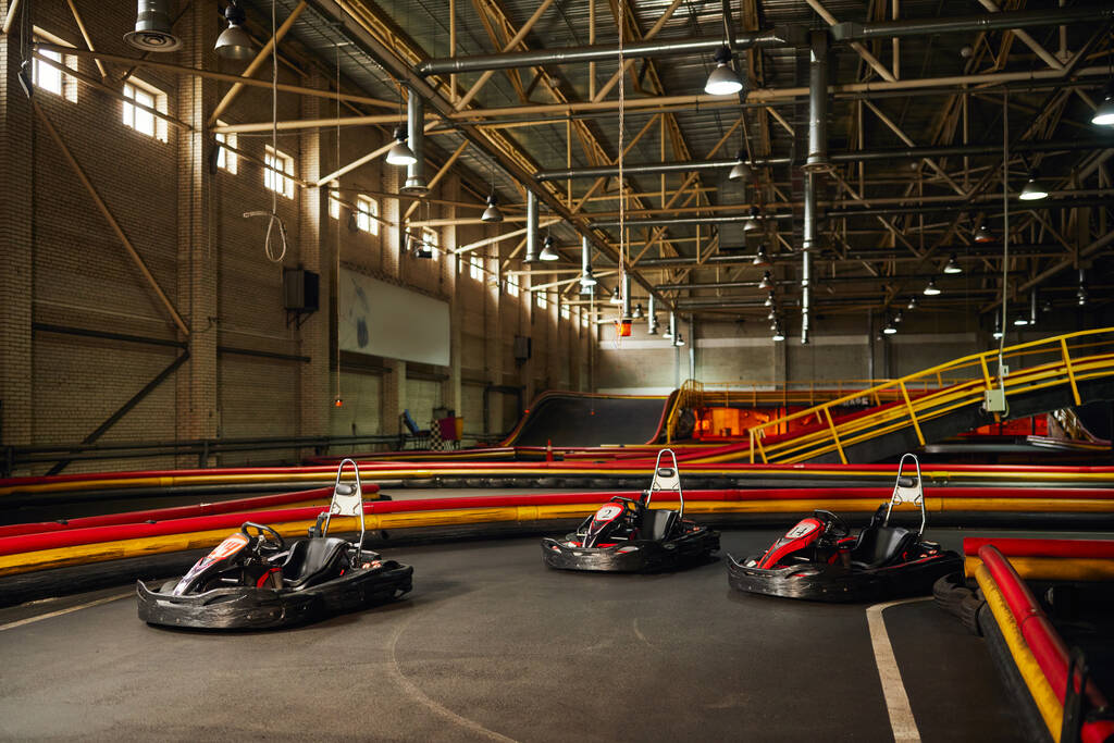 drie raceauto 's in een indoor circuit, motorracewagens, go kart voor speed racing - Foto, afbeelding
