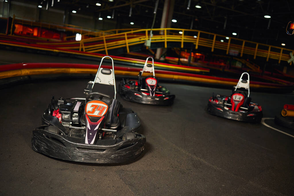 modern versenyautók belsejében beltéri kart áramkör, motoros versenyautók, sebesség versenyautó karting - Fotó, kép