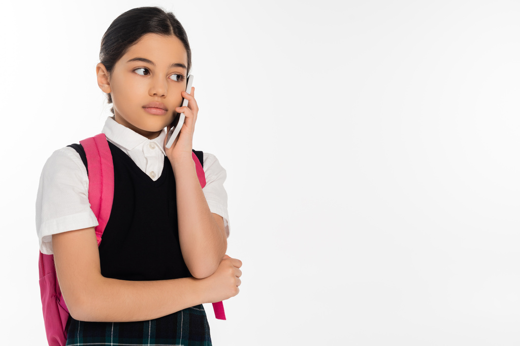 digitális kor, iskoláslány hátizsák beszél okostelefon elszigetelt fehér, telefonhívás, diák - Fotó, kép