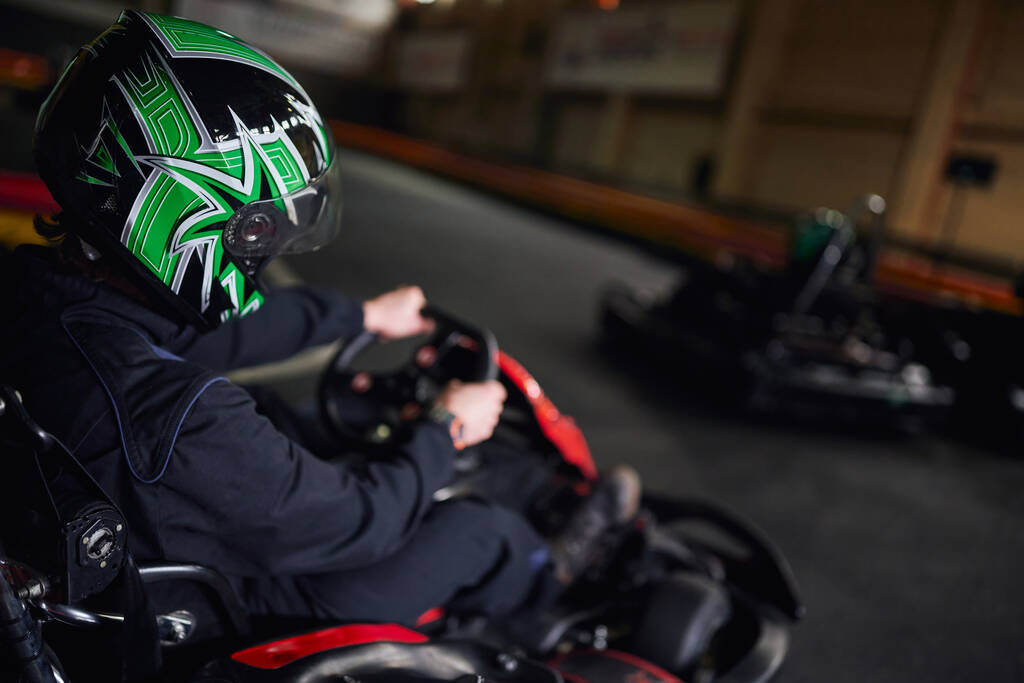 pilota in casco e abbigliamento sportivo guida go kart su circuito indoor, adrenalina e motorsport concept - Foto, immagini