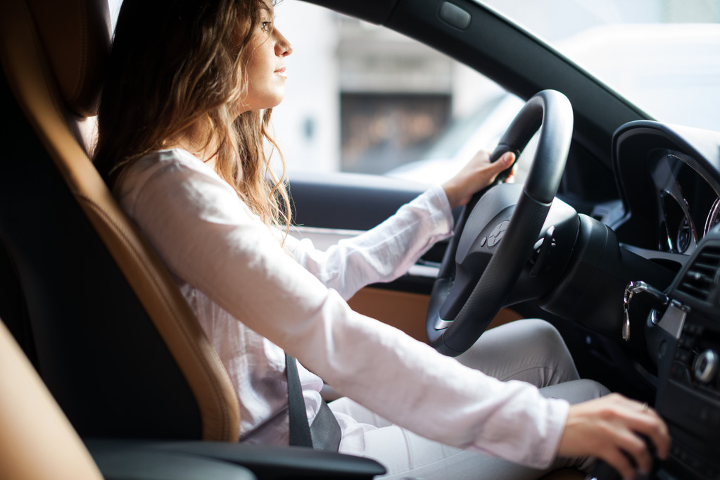 Mujer conduciendo su coche - Foto, Imagen