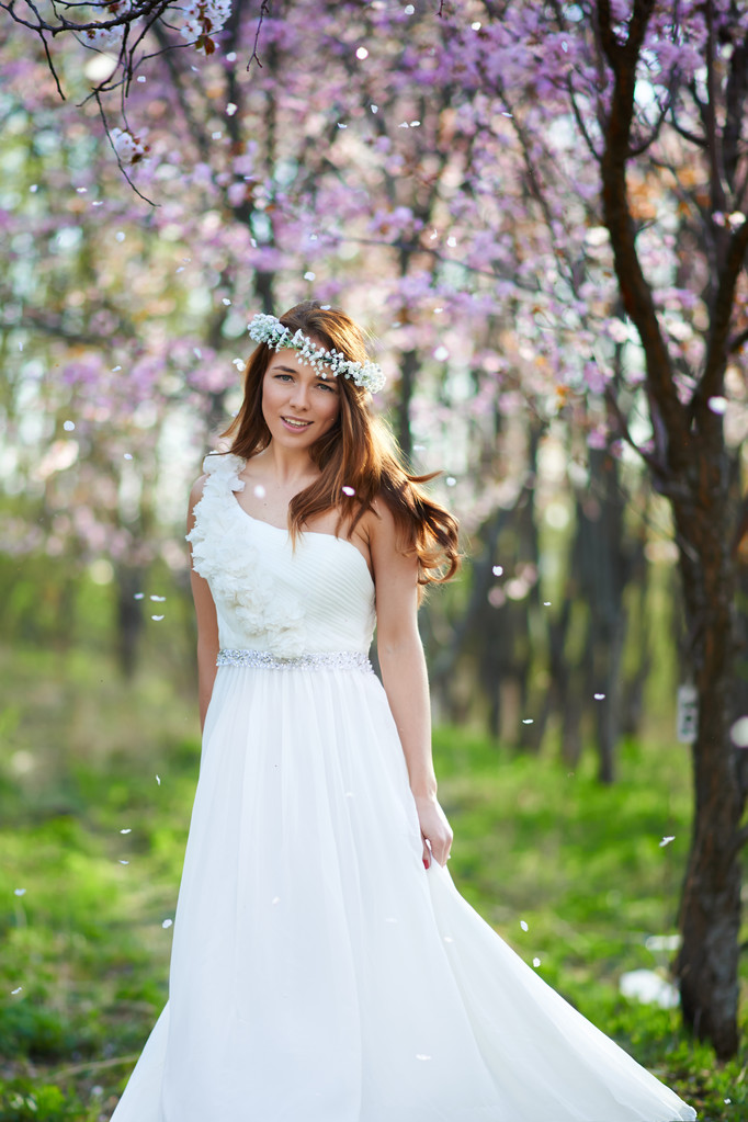 Braut mit ihren Haaren im Frühlingsgarten - Foto, Bild