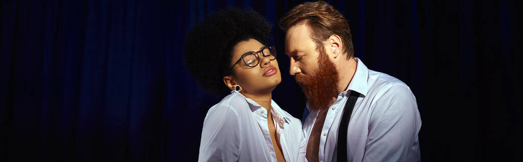 séduisante femme afro-américaine aux lunettes flirtant près d'un homme d'affaires barbu au bureau, bannière - Photo, image