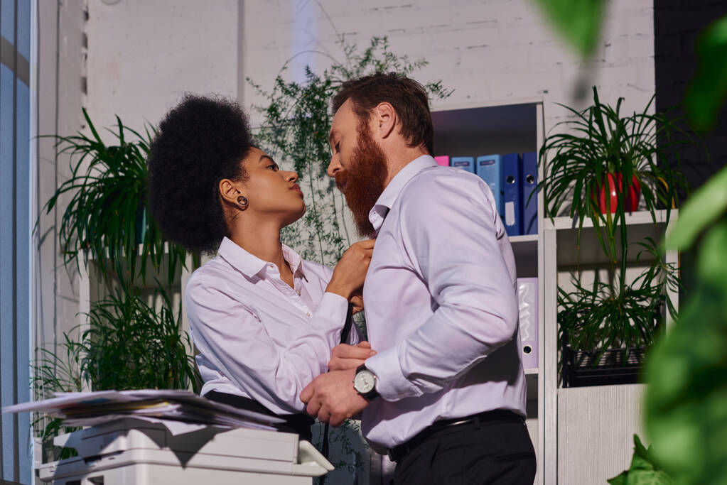 fiatal afro-amerikai titkár vetkőző szakállas üzletember közel fénymásoló, romantika a hivatalban - Fotó, kép