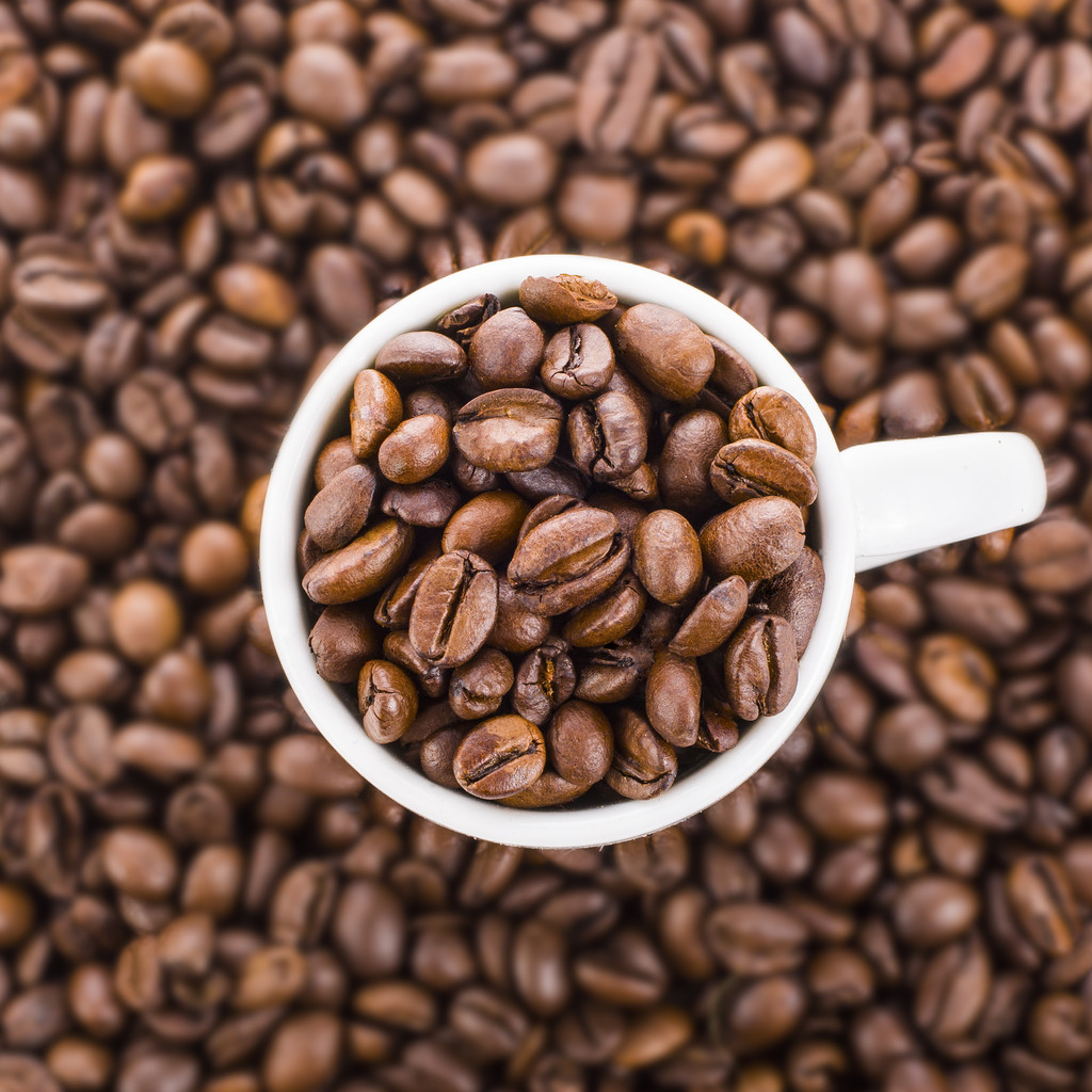 tasse avec grains de café torréfiés
 - Photo, image