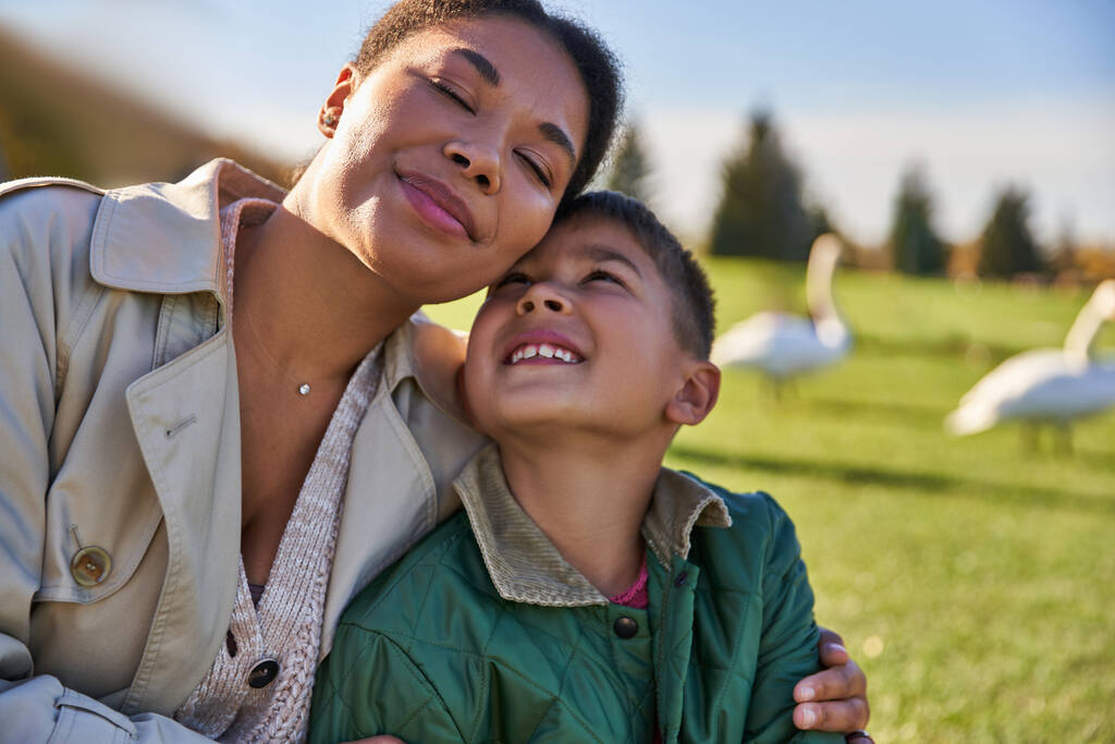 Pozitif Afro-Amerikan kadın ve çocuk portresi, anne ve oğul kucaklaşması, bağ kurma ve aşk - Fotoğraf, Görsel