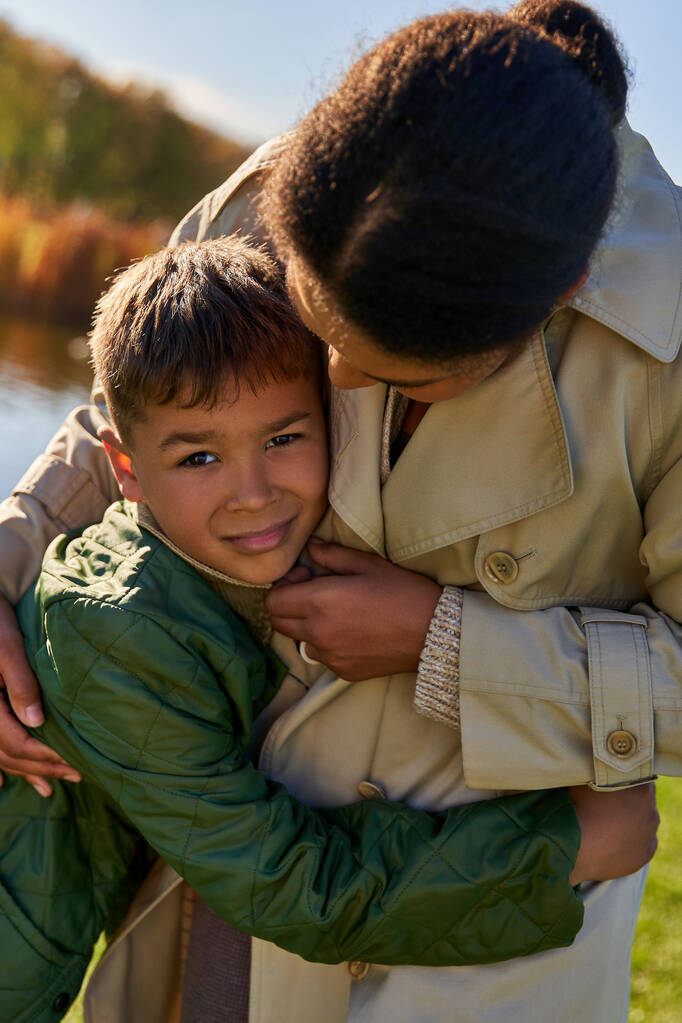 nő nyugtató ideges fiú, afro-amerikai anya és gyermek, családi kötődés, őszi természet - Fotó, kép