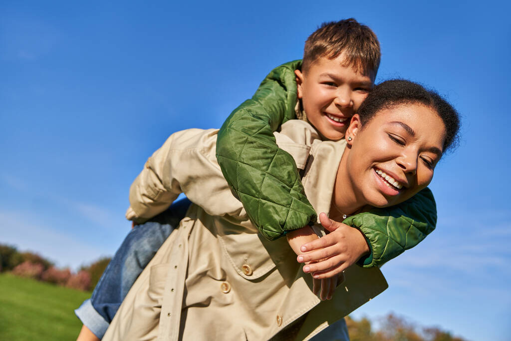 madre afroamericana feliz divirtiéndose con el hijo, el amor y el concepto de vínculo familiar, la diversidad - Foto, Imagen