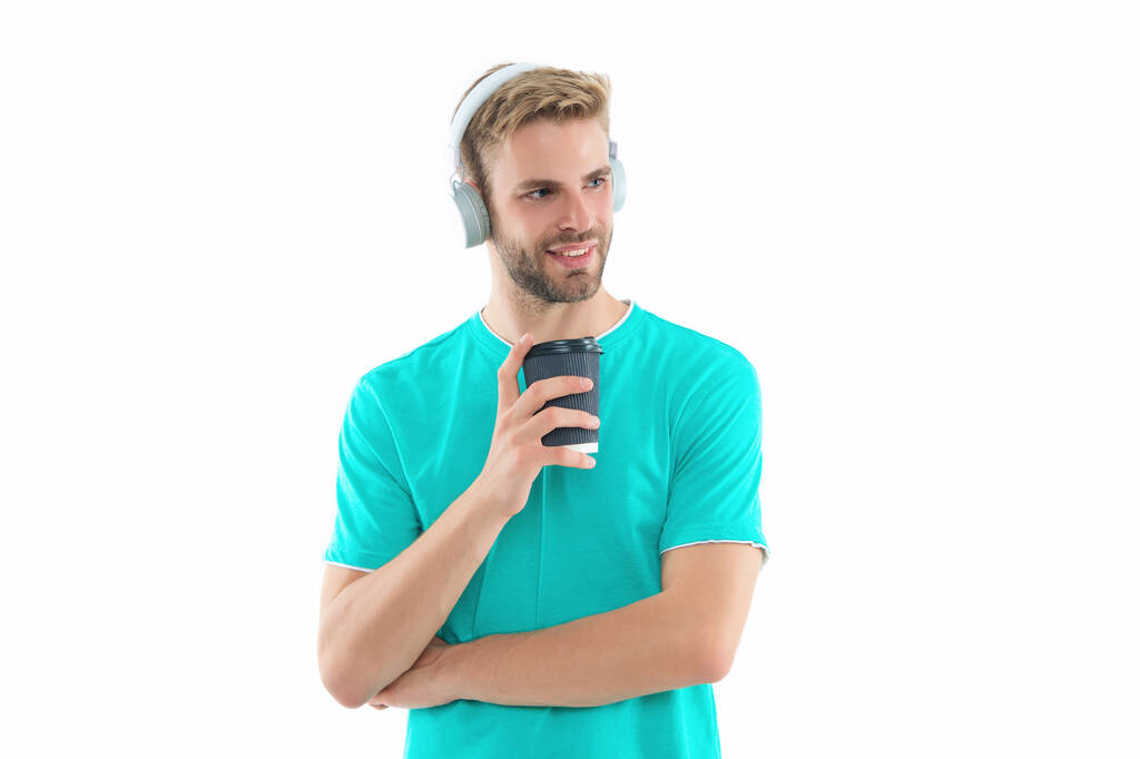 Millenniumi férfi fülhallgatóban, fehér háttérrel. Y-generációs férfi fülhallgatóval a háttérben. Y-generációs férfi fülhallgatóban a stúdióban. kép a férfi Y-generációs fülhallgató. - Fotó, kép