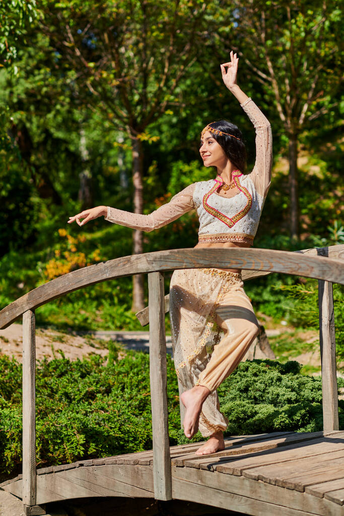 kecses indiai nő autentikus stílusú viselet tánc a parkban, nyári élvezet - Fotó, kép