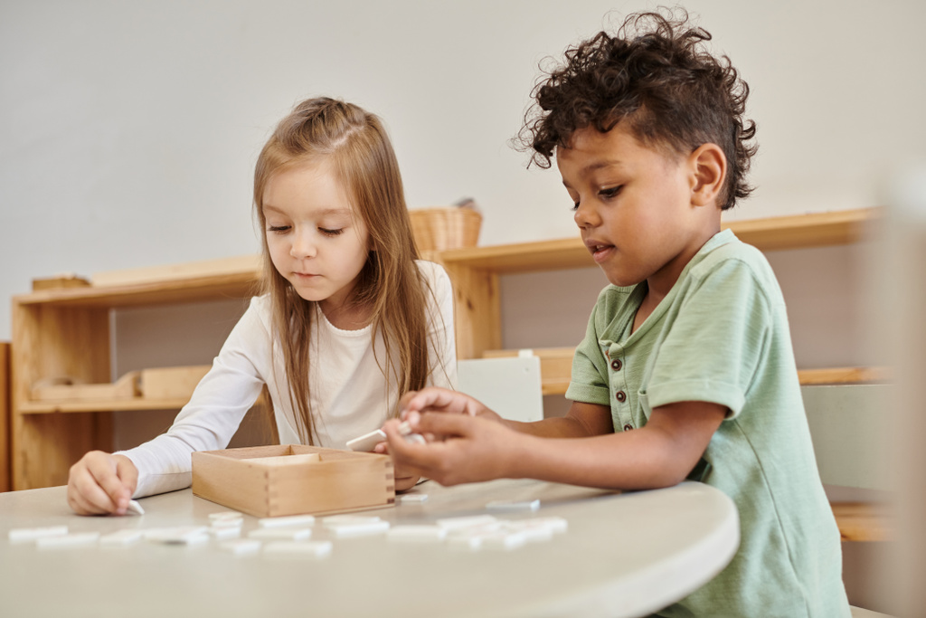 apprentissage des mathématiques, enfants diversifiés, garçon afro-américain jouant avec une fille, concept d'école montessori - Photo, image