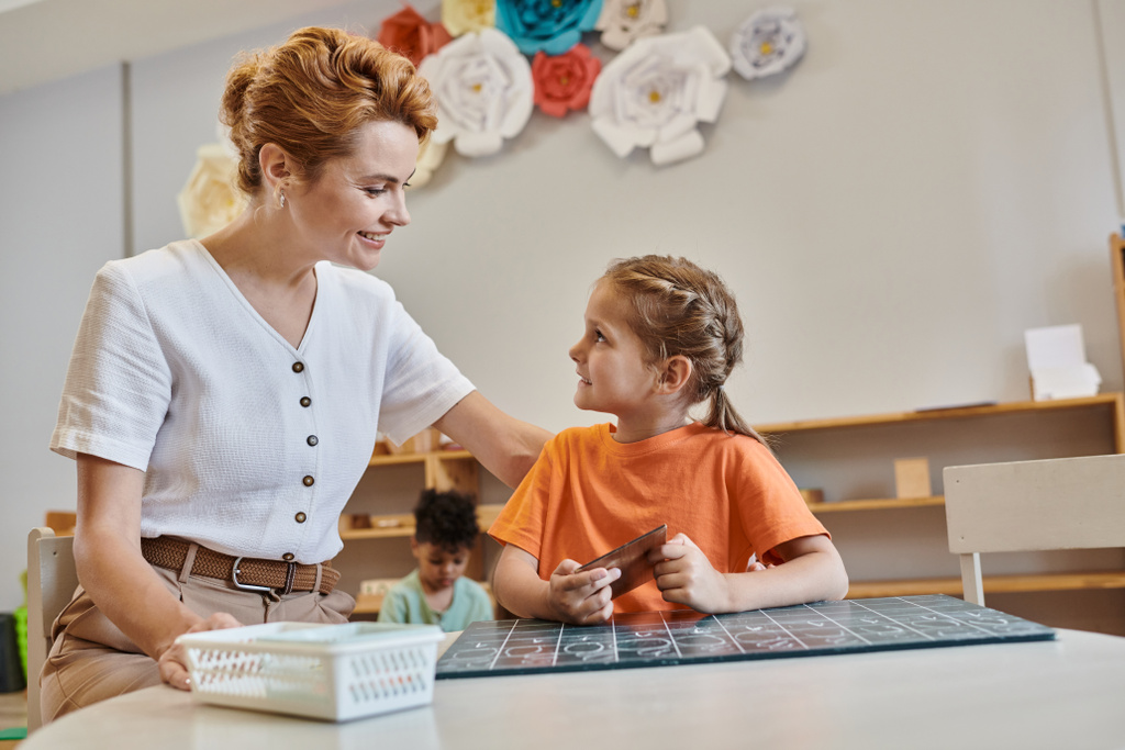 Mutlu öğretmen Montessori okulunda akıllı kızı cesaretlendiriyor, oyun, sayma ve matematik yoluyla öğreniyor. - Fotoğraf, Görsel
