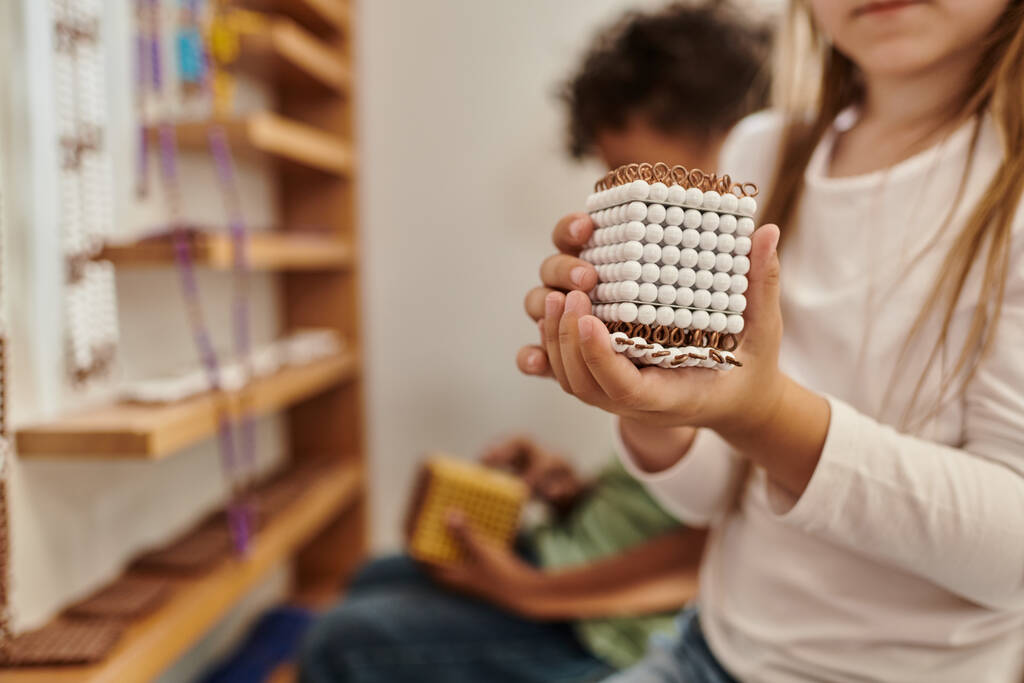 vágott lány gazdaság kocka gyöngyök közelében afro-amerikai fiú, sokszínűség, Montessori koncepció - Fotó, kép