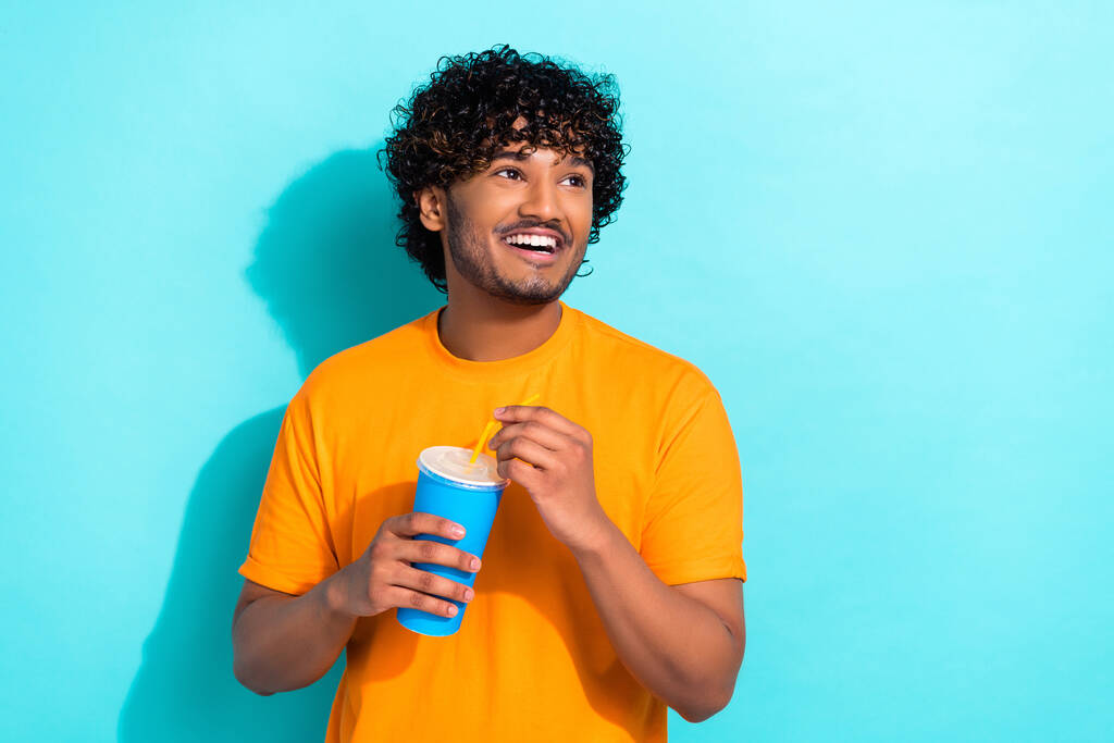 Fotografie funky kreativní osoba zářící úsměv držet plastové limonády nápoj pohár vypadat prázdný prostor izolované na pozadí teal barva. - Fotografie, Obrázek