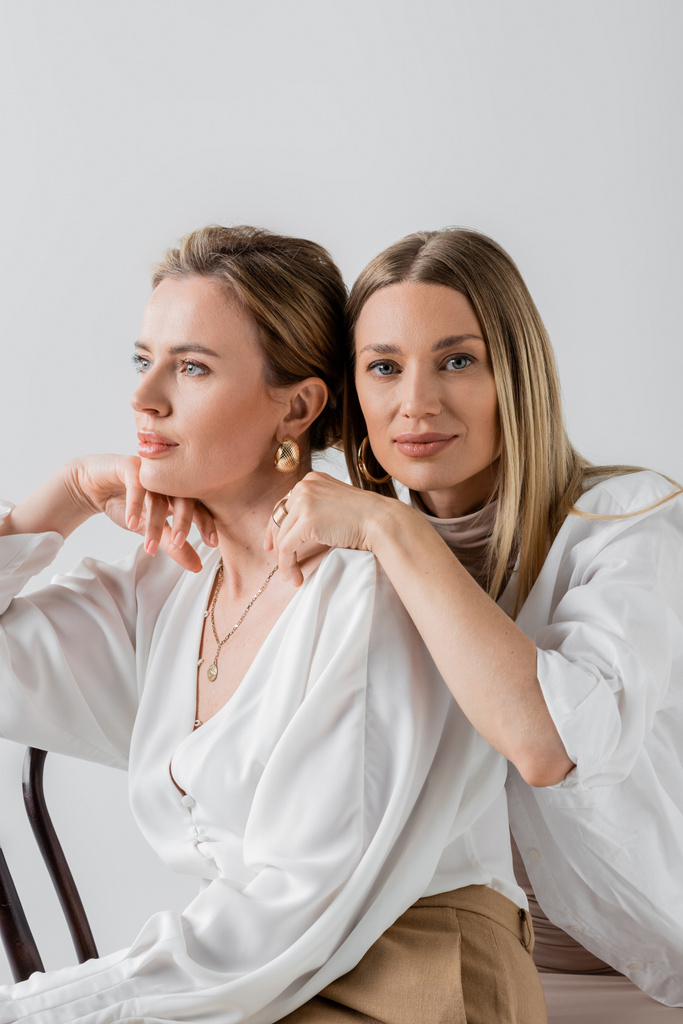 retrato de duas irmãs na moda em elegante formal pastel roupa abraço, estilo e moda - Foto, Imagem