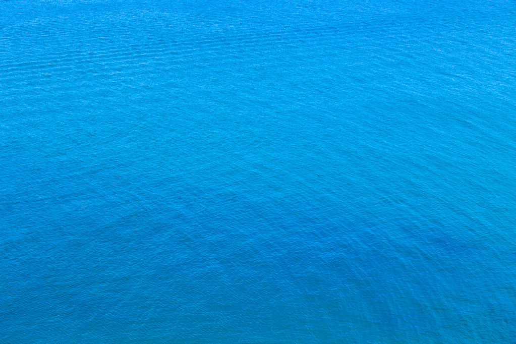 Blaues Wasser mit Sonnenreflexen - Foto, Bild