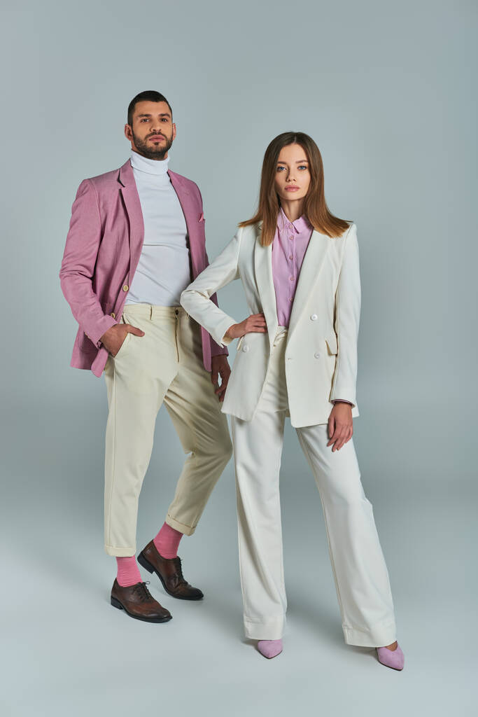 longitud completa de la exitosa pareja de negocios en ropa formal elegante posando en gris, moda clásica - Foto, Imagen