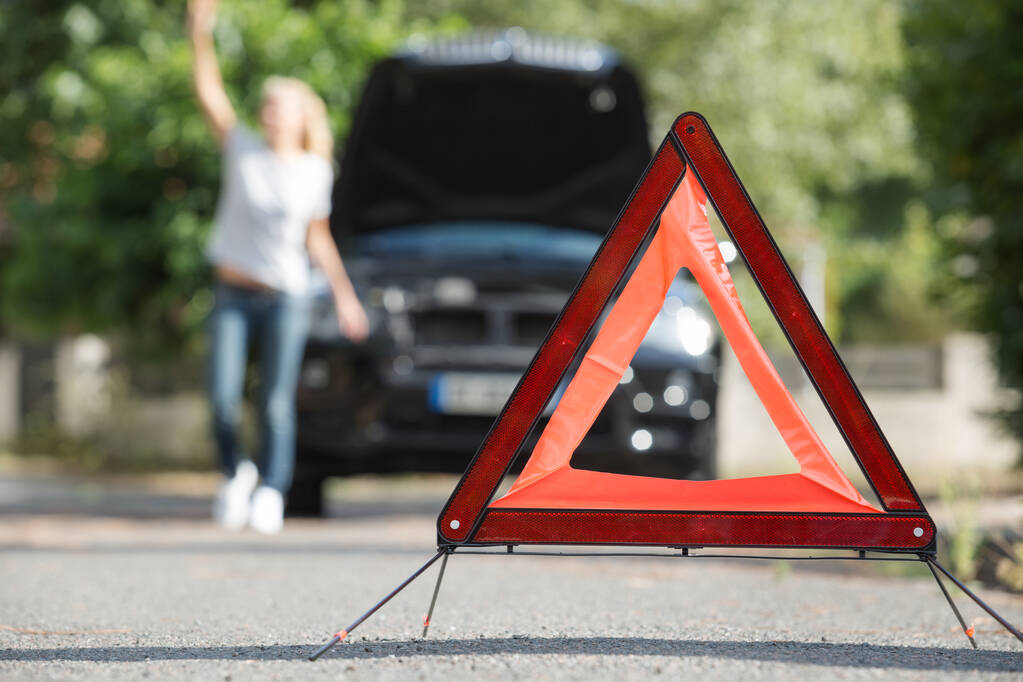 coche averiado con triángulo de advertencia
 - Foto, Imagen