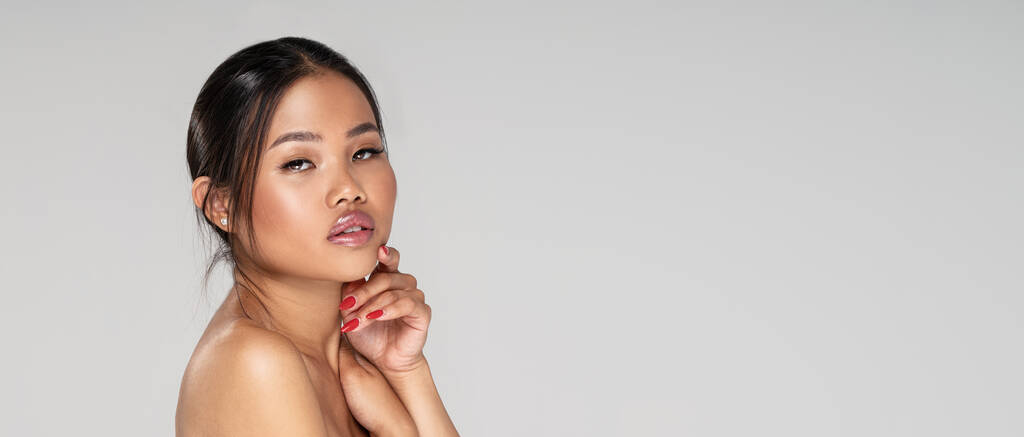 Retrato de beleza de jovem mulher asiática natural com maquiagem delicada posando no fundo do estúdio. Rapariga a olhar para a câmara. Muito espaço de cópia. - Foto, Imagem