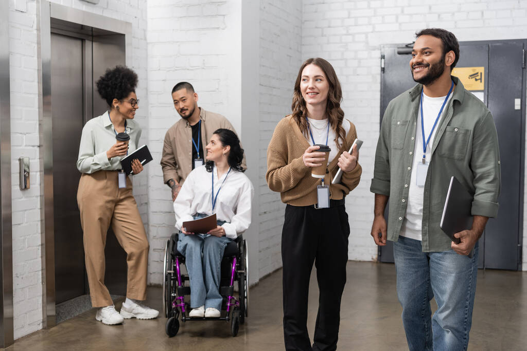 inclusion et diversité, équipe créative multiethnique debout ensemble ascenseurs de bureau soignés dans le hall - Photo, image