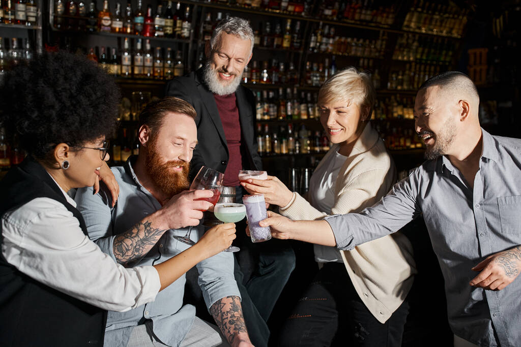 potěšen multietnické práce přátelé cinkání sklenice během párty v baru, volný čas a zábavu po práci - Fotografie, Obrázek