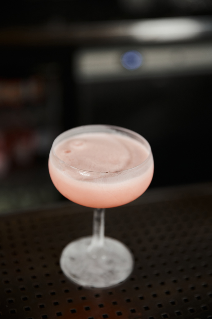 vidro com delicioso soco de leite alcoólico no balcão em ambiente bar, cultura cocktail clássico - Foto, Imagem