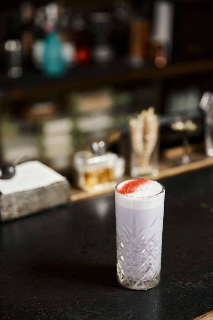 verre avec un délicieux punch au lait aromatisé à la cannelle sur le comptoir du bar, art du cocktail classique - Photo, image