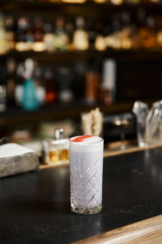 vidro com soco de leite clássico aromatizado com canela no balcão de bar, apresentação de coquetel - Foto, Imagem