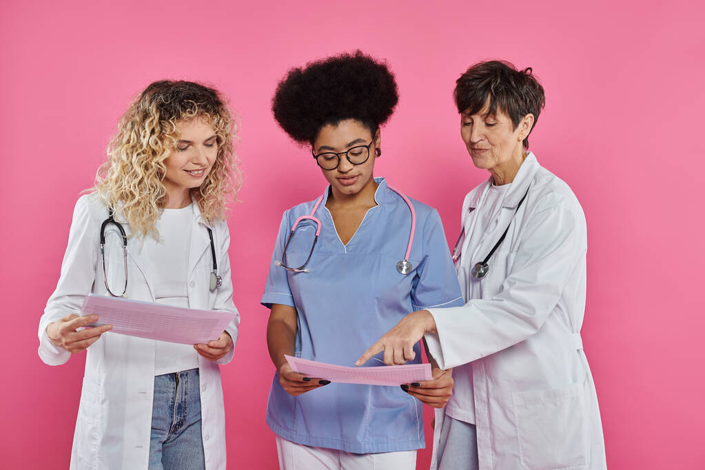 διαφορετικές γενιές, ιατρικοί συνάδελφοι, ογκολόγοι, διαφυλετικές γυναίκες, ευαισθητοποίηση για τον καρκίνο του μαστού - Φωτογραφία, εικόνα