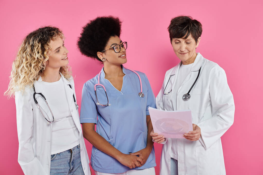 Generationen, glückliche medizinische Kollegen, weibliche Onkologen, Lächeln, Brustkrebs-Bewusstseinskonzept - Foto, Bild