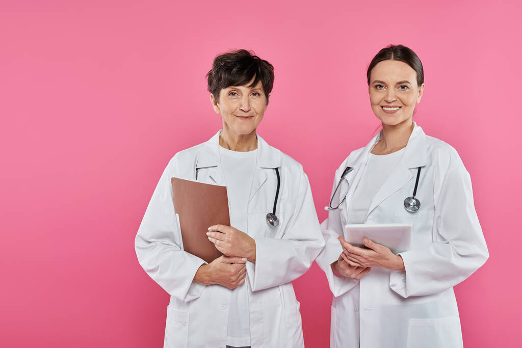 женщины-онкологи, врачи цифрового возраста, таблетки, папки, медицинские записи, осведомленность о раке молочной железы - Фото, изображение