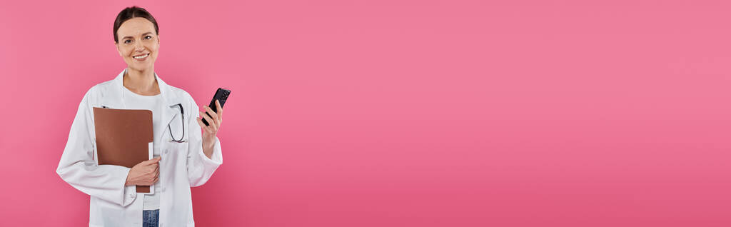 povědomí o rakovině prsu, ženský lékař, šťastný onkolog se složkou pomocí smartphonu, banner - Fotografie, Obrázek