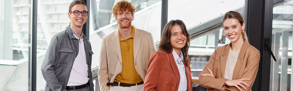 δημιουργικά χαρούμενα μέλη της ομάδας σε smart casual outfits ποζάρουν με φόντο το γυαλί, συνεργασία, banner - Φωτογραφία, εικόνα