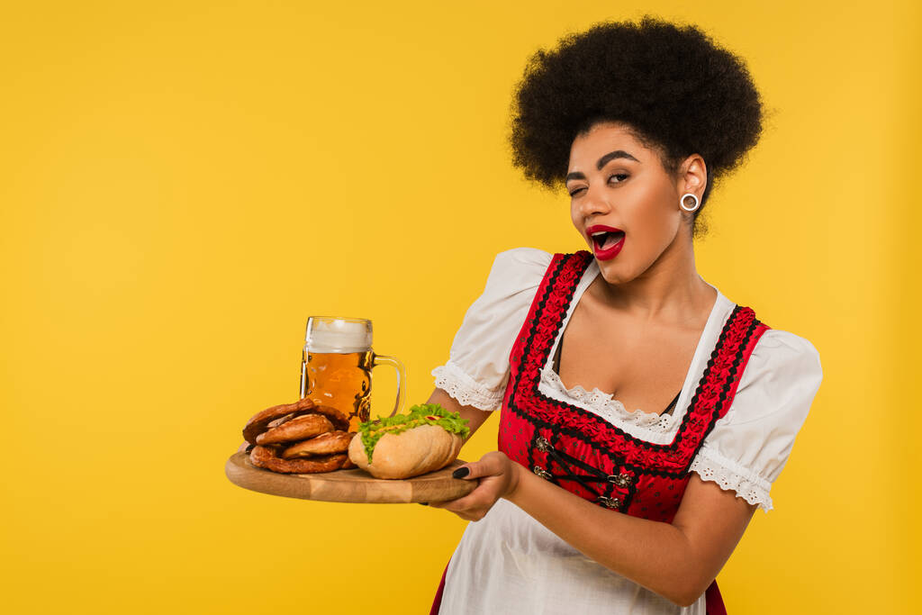 afro-amerikai oktoberfest pincérnő sör és snack fa tálcán kacsintott sárga, banner - Fotó, kép