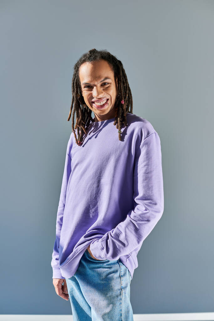 веселый молодой африканский американец в повседневной фиолетовой толстовке, смотрящий и улыбающийся в камеру - Фото, изображение