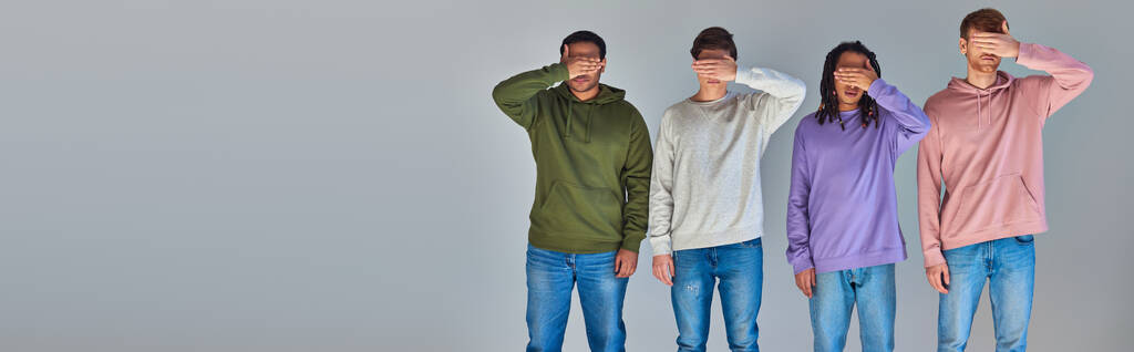 τέσσερις φίλοι σε casual μοντέρνα ρούχα που καλύπτουν τα μάτια με φοίνικες, πολιτιστική πολυμορφία, πανό - Φωτογραφία, εικόνα