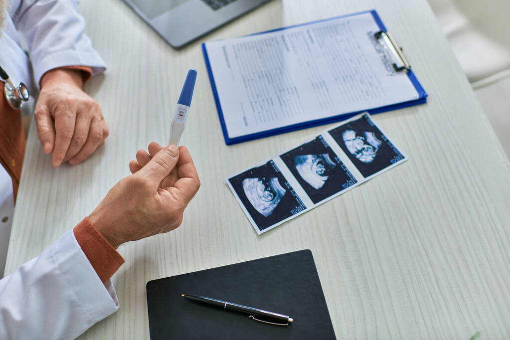 close-up de ginecologista segurando teste de gravidez de sua paciente com ultra-som na mesa, conceito ivf - Foto, Imagem