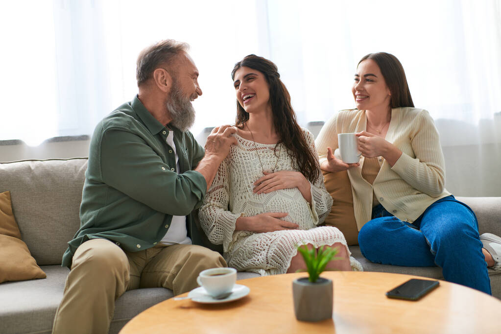 Отец навестил свою беременную дочь и ее партнера, концепцию экстракорпорального оплодотворения - Фото, изображение
