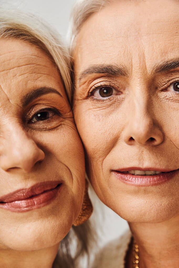 zbliżenie portret pozytywnych starszych kobiet z makijaż patrząc w aparat fotograficzny w studio, ponadczasowe piękno - Zdjęcie, obraz