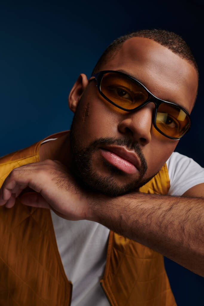 retrato de hombre afroamericano joven en gafas de sol de moda mirando a la cámara, concepto de moda - Foto, imagen