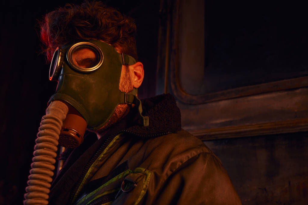 catastrofe nucleare sopravvissuto indossando maschera antigas in metropolitana abbandonata, post-apocalittico, personaggio del gioco - Foto, immagini