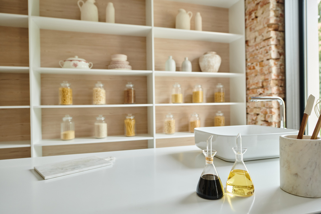 stylowe wnętrze nowoczesnej kuchni, szklane butelki z octem balsamicznym i oliwą z oliwek na blat - Zdjęcie, obraz