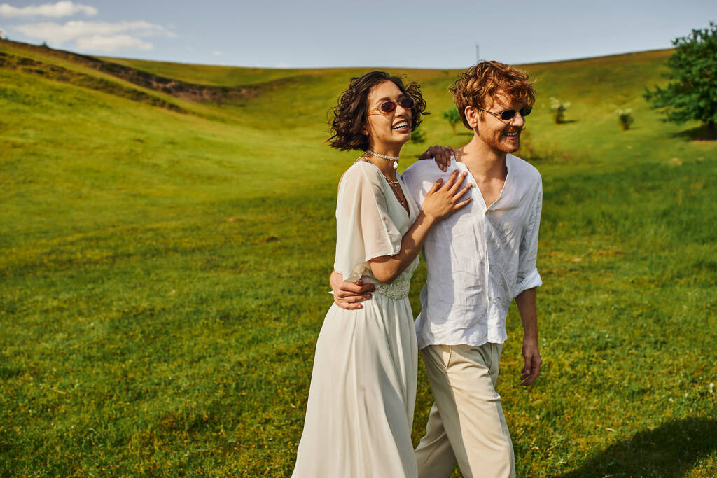 ちょうど結婚したカップル, 幸せなアジアの花嫁 ウェディングドレスで歩く 畑, 田舎 - 写真・画像